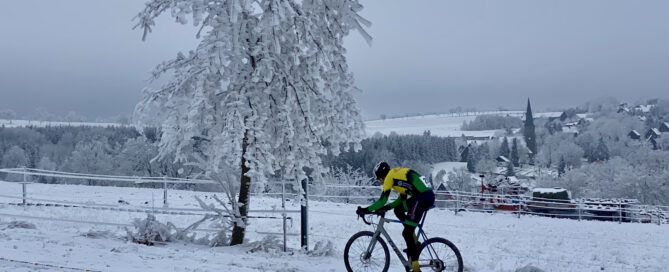 Sächsische Meisterschaften im CYCLOCROSS: Ein historischer Erfolg für Fabian Eisold und das Radteam Tharandter Wald Sächsische Meisterschaften im CYCLOCROSS: Ein historischer Erfolg für Fabian Eisold und das Radteam Tharandter Wald